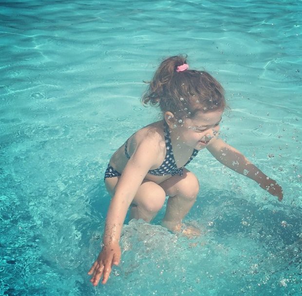 Новая загадка: девочка под водой или нет?
