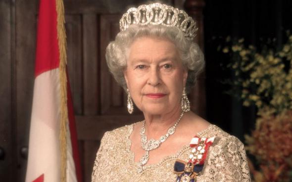 Шок! Королева Англии носит ворованную корону
