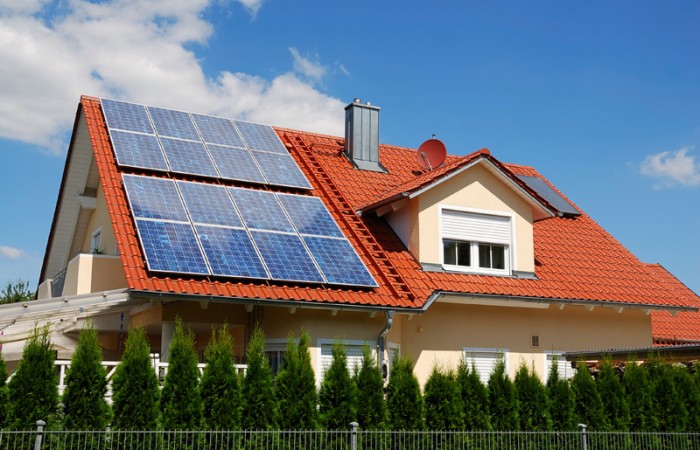 Установка солнечных батарей на крыше
