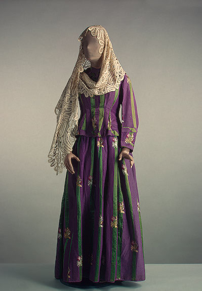 Русский национальный костюм. Фото из цифровой коллекции эрмитажа.
