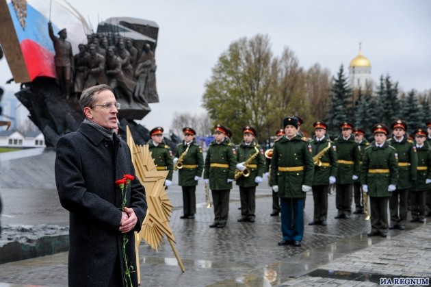 Героев Первой мировой войны почтили минутой молчания на Поклонной горе в Москве
