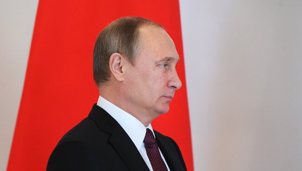 Путин подписал закон об отказе от индексации окладов госслужащим
