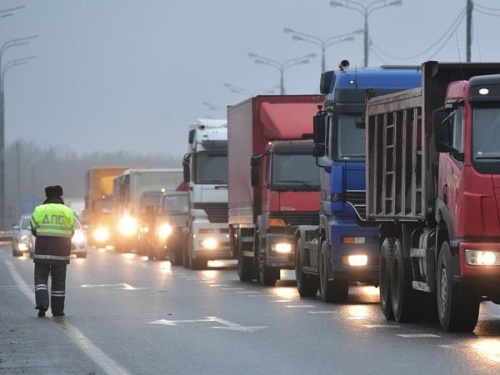 Путин подписал закон о снижении штрафов для дальнобойщиков
