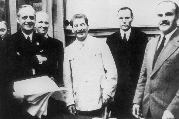 За руку с Гитлером здоровались вожди Запада. а виноват Сталин?
