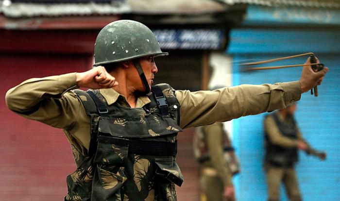 Индийских полицейских вооружили рогатками
