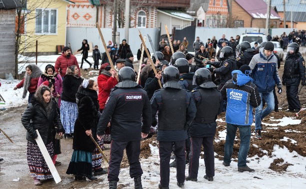 Жители цыганского поселения устроили бунт в Плеханово (Тульская область)
