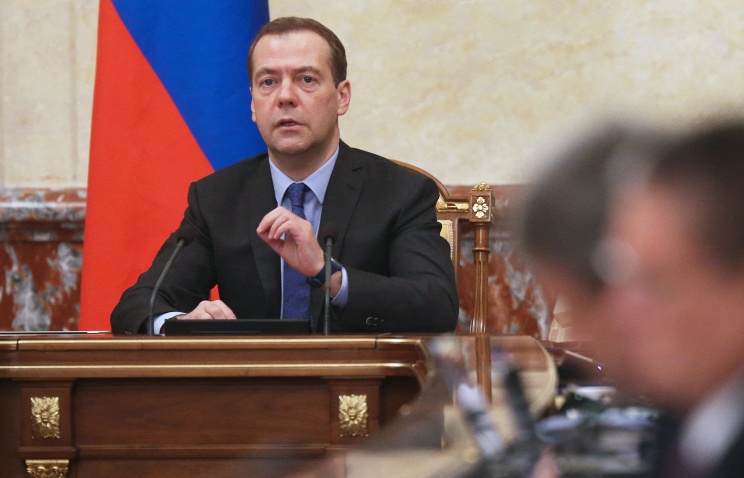 Медведев поручил подготовить доклад о получении чиновниками подарков
