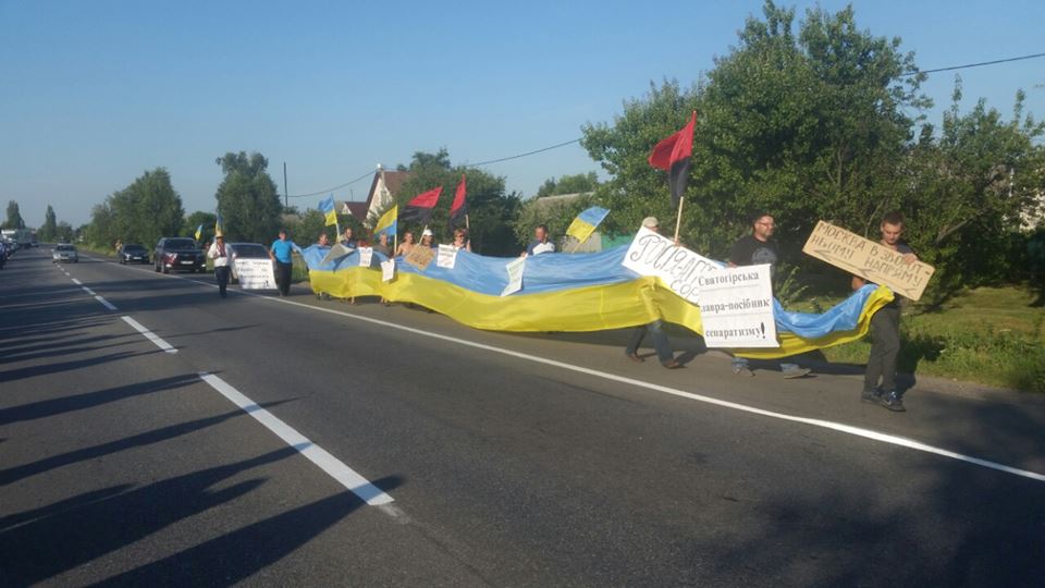 Радикалы из «Правого сектора» вместе с подкупленными активистами совершили провокацию во время Всеукраинского Крестного хода мира, любви и молитвы за Украину
