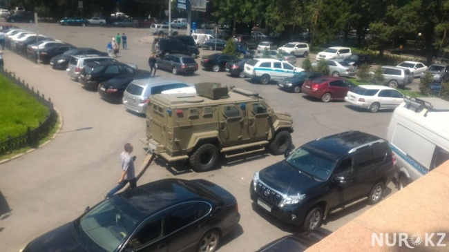 В Алма-Ате — перестрелки, введен красный уровень террористической опасности
