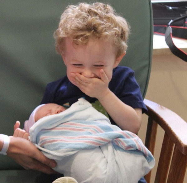 Эмоции детей при виде новорожденного братика или сестренки
