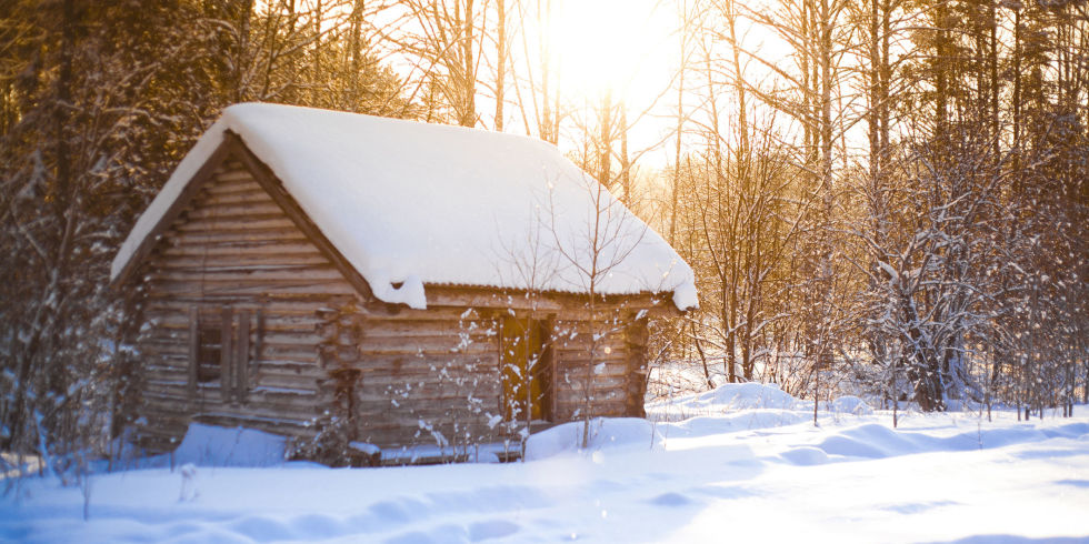 Зимний отдых в заснеженном домике
