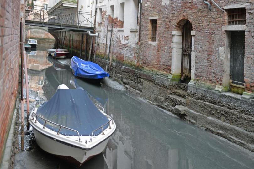 Знаменитые каналы Венеции остались без воды
