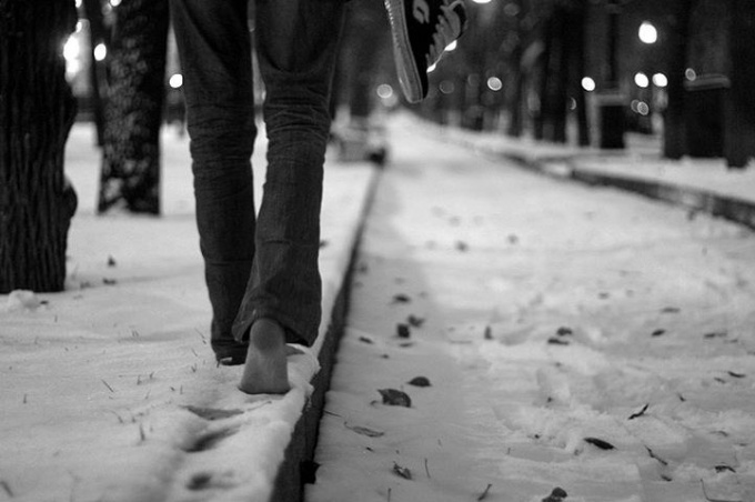 Почему полезно ходить босиком по снегу