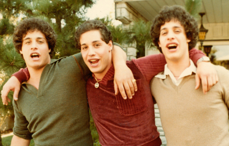 Братья-тройняшки 19 лет не знали о существовании друг друга
